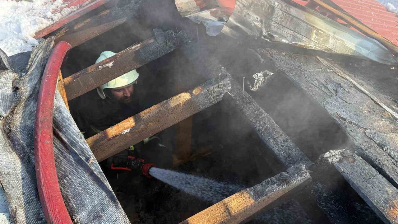 Çınar'da sobadan çıkan kıvılcık okul çatısını tutuşturdu — Yangın büyümeden söndürüldü