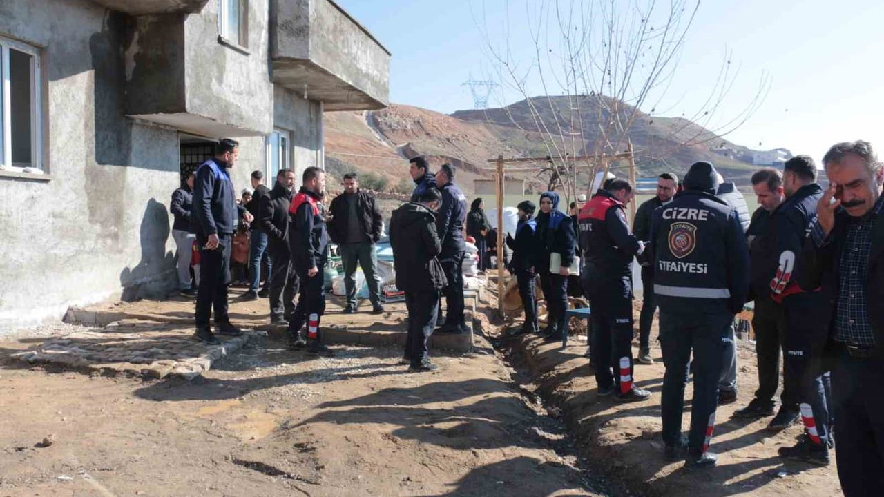 Cizre'de Heyelan: Dev Kayalar Evi Yerle Bir Etti, 5 Kişilik Aile Kurtuldu