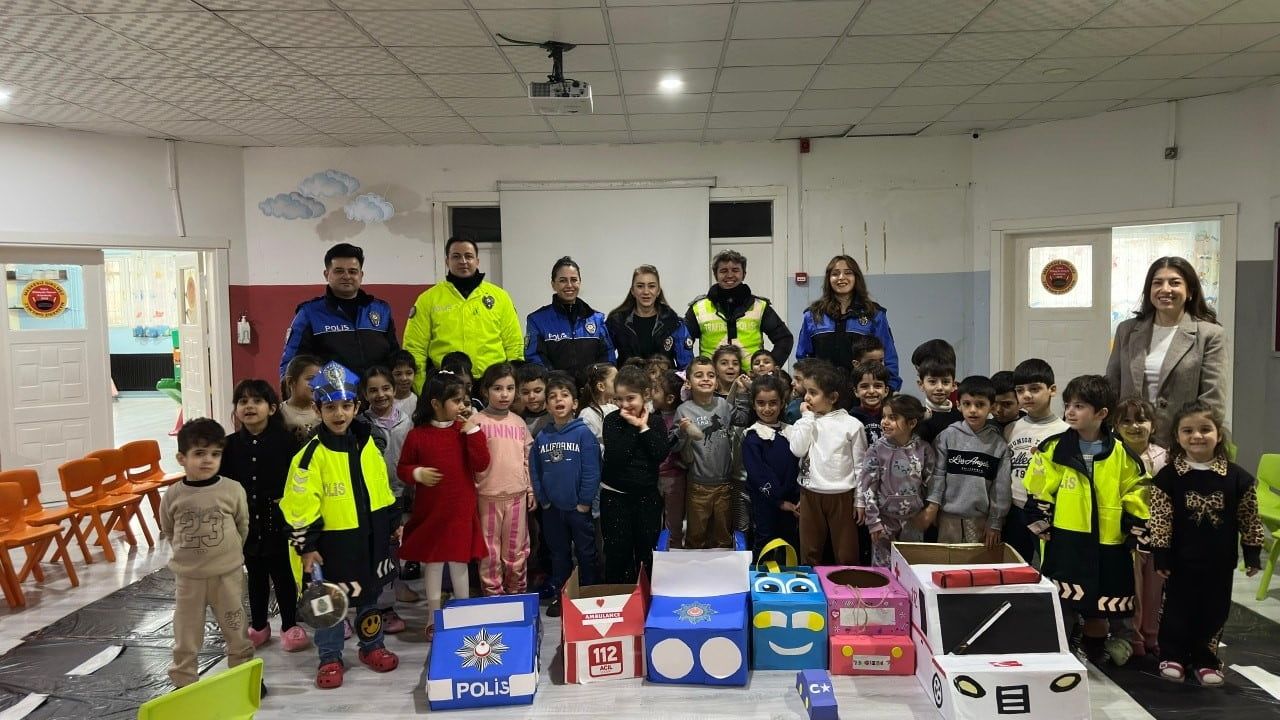 Cizre'de Miniklere Polislik ve Trafik Bilinci Eğitimi