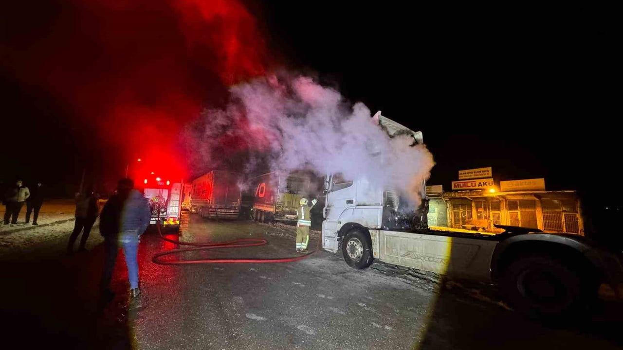Cizre’de Seyir Halindeki TIR Alevlere Teslim Oldu — Katran Mevkiinde Büyük Hasar