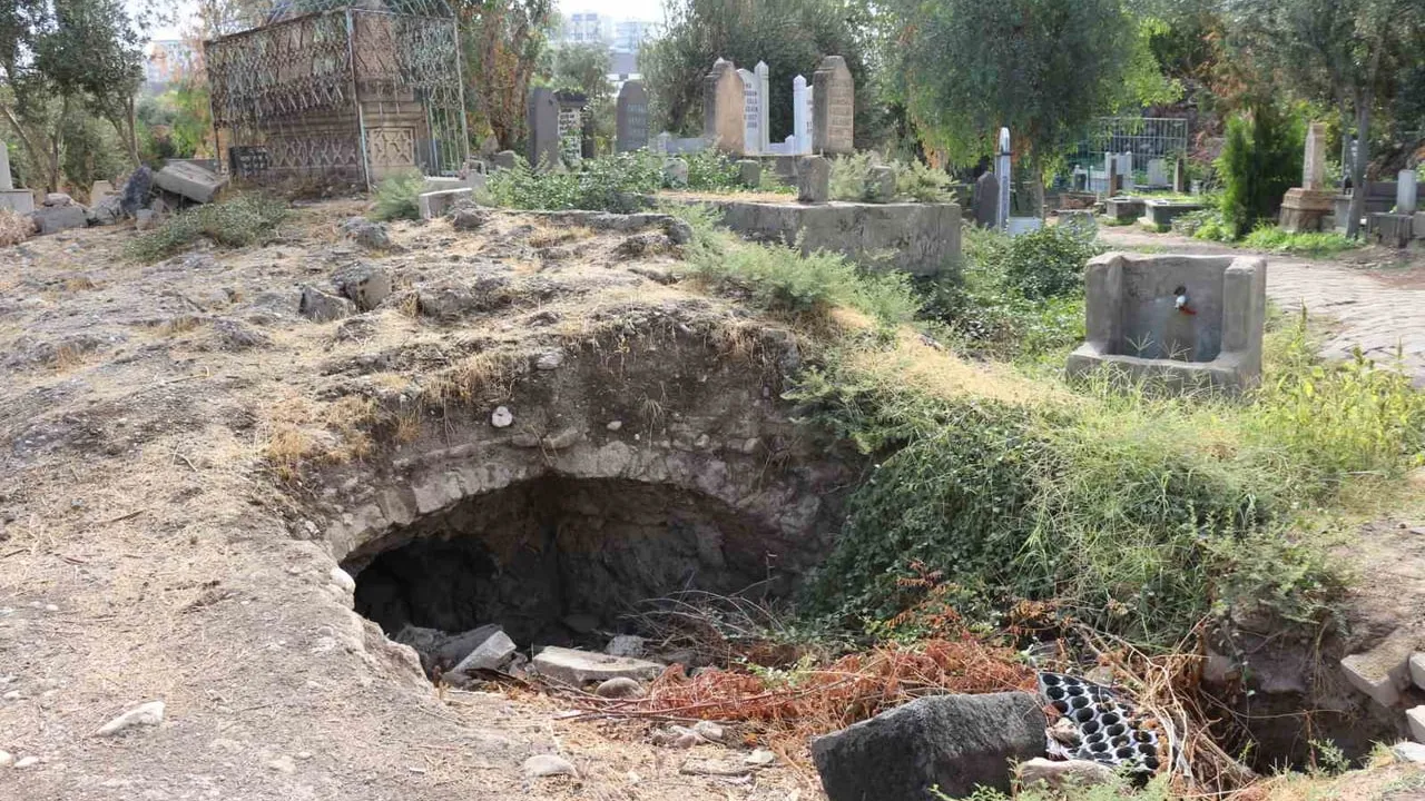 Cizre'deki Asırlık Medrese Definecilerin Hedefinde: Restore Talebi