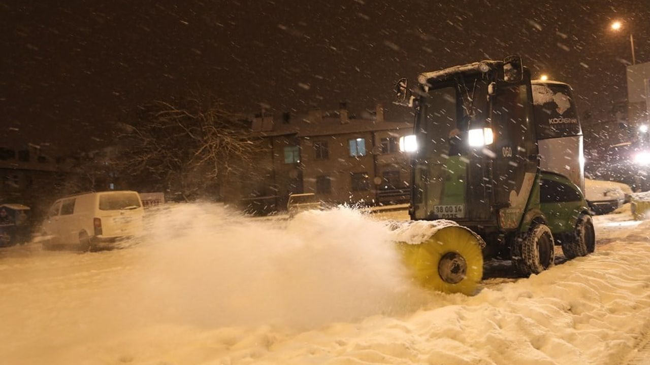 Çolakbayrakdar: Kocasinan'da kar temizliği 24 saat, 3 vardiyayle sürüyor