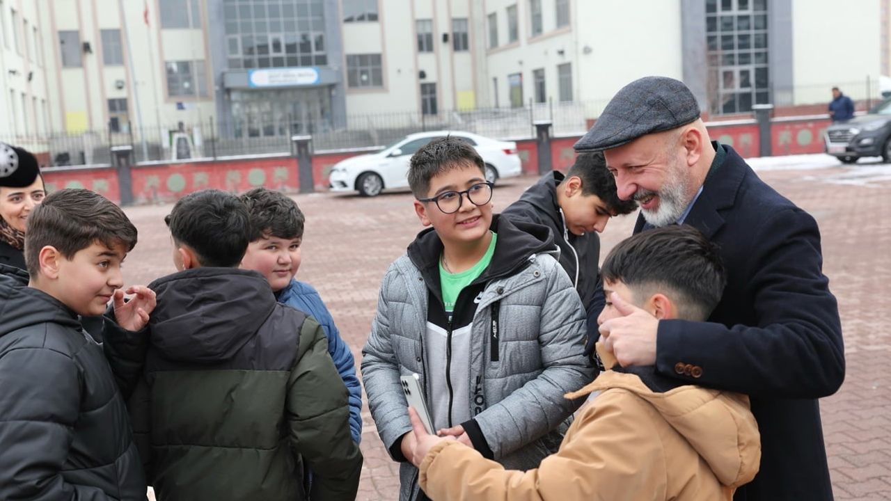 Çolakbayrakdar: Türkiye’nin Geleceği İçin Eğitime Destek — Kocasinan'da Karne Heyecanı