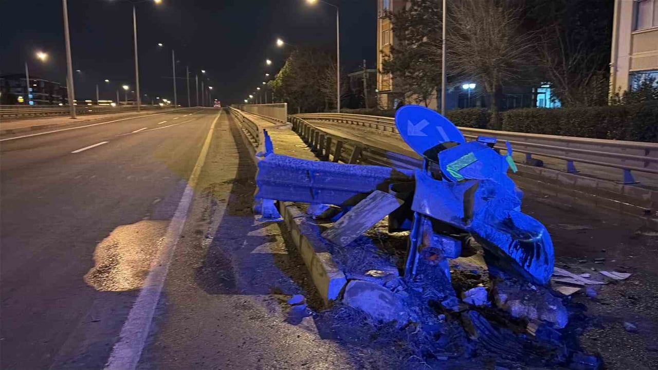 Çorlu'da Alkollü Sürücünün Kamyoneti Bariyere Saplandı — O Anlar Kamerada