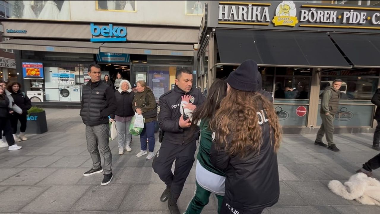 Çorlu'da Araçların Önüne Atlayan Genç Kız Polis Tarafından Uzaklaştırıldı
