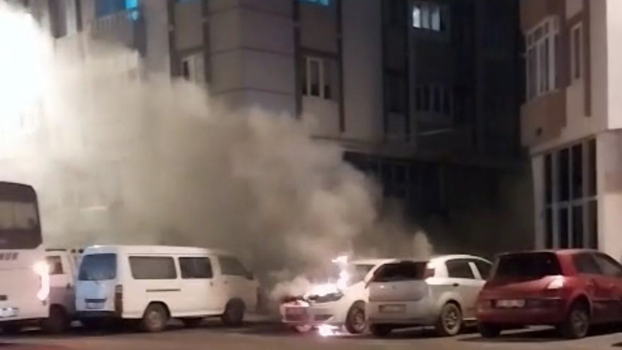 Çorlu'da Park Halindeki Otomobil Alev Alev Yandı
