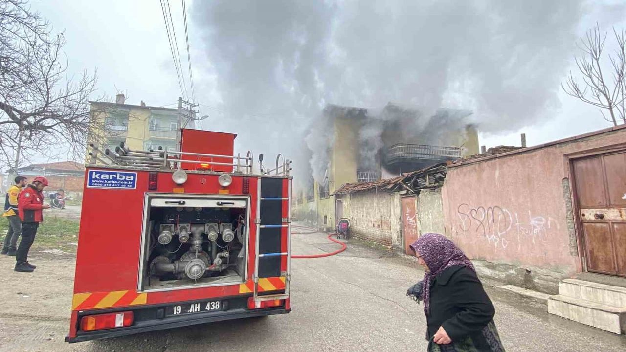 Çorum'da 2 Katlı Ev Alev Alev Yandı — 7 Kişilik Ailede Yaralanma Yok