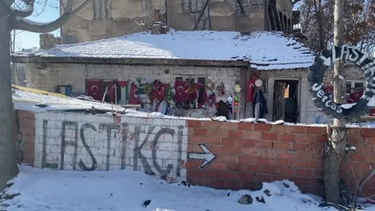 Çorum'da 79 Yaşındaki Necip Uysal, Bulduğu Türk Bayraklarını Temizleyip Duvarına Asıyor