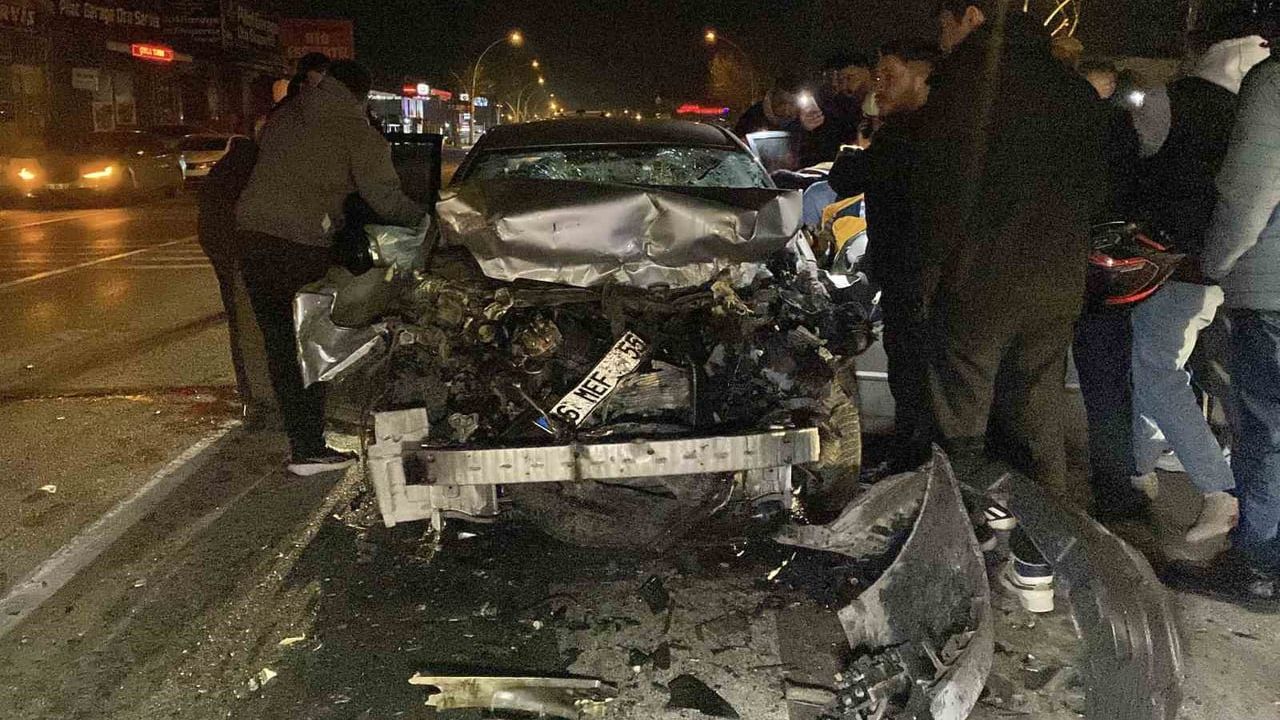 Çorum'da Çekiciye Arkadan Çarpan Otomobil Hurdaya Döndü — Sürücü Ağır Yaralandı