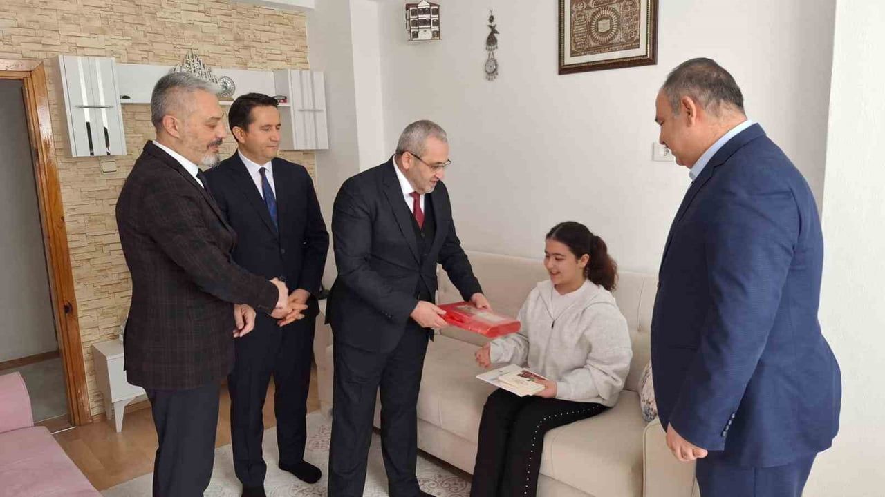 Çorum'da Evde Eğitimle Karne Sevinci: Cemil Çağlar Tuğsem'in Karnesini Verdi