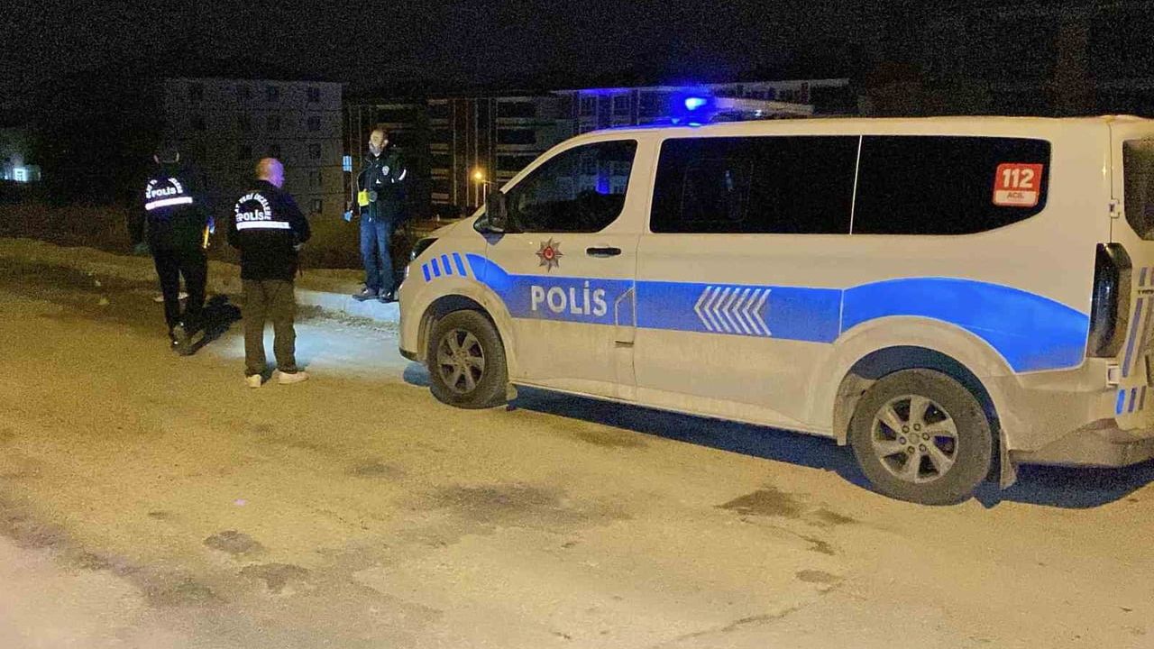 Çorum'da maganda havaya ateş açtı: kurşun 5’inci kat balkon camına isabet etti