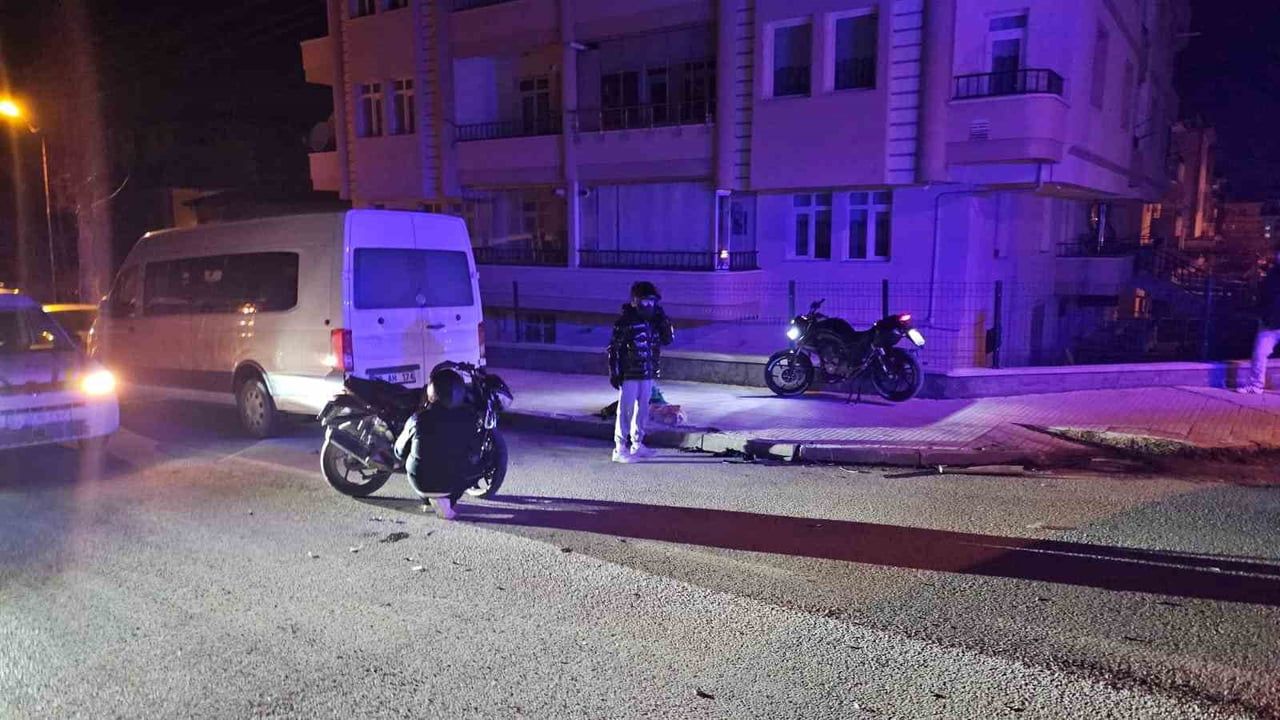 Çorum'da Motosikletle Otomobil Çarpıştı: 2 Genç Yaralandı