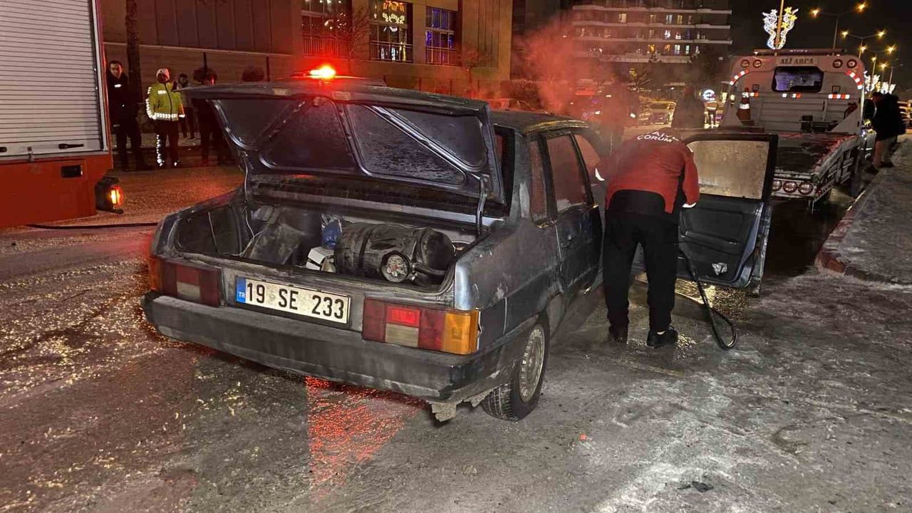 Çorum'da Otomobilin Motoru Alev Aldı — İtfaiye Müdahalesiyle Kurtarıldı