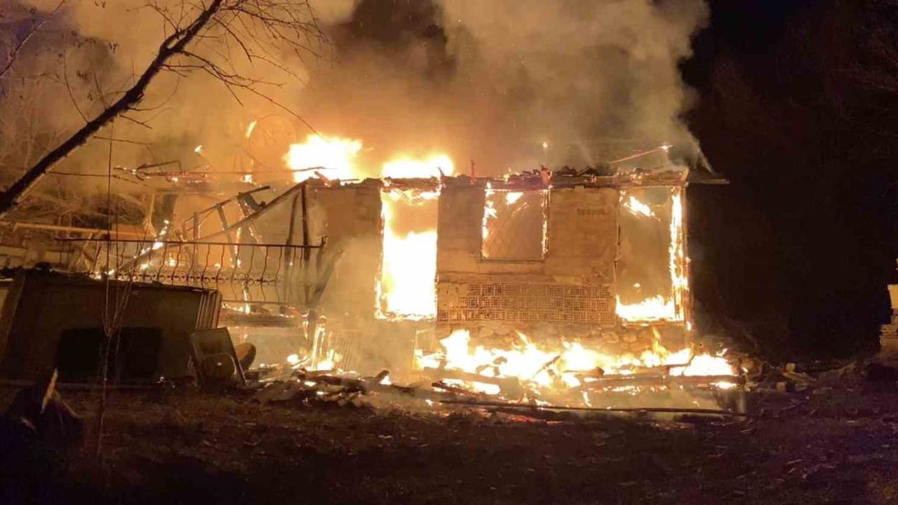 Çorum Laçin'de Elektrik Kontağı İddiası: Ev ve Depo Küle Döndü