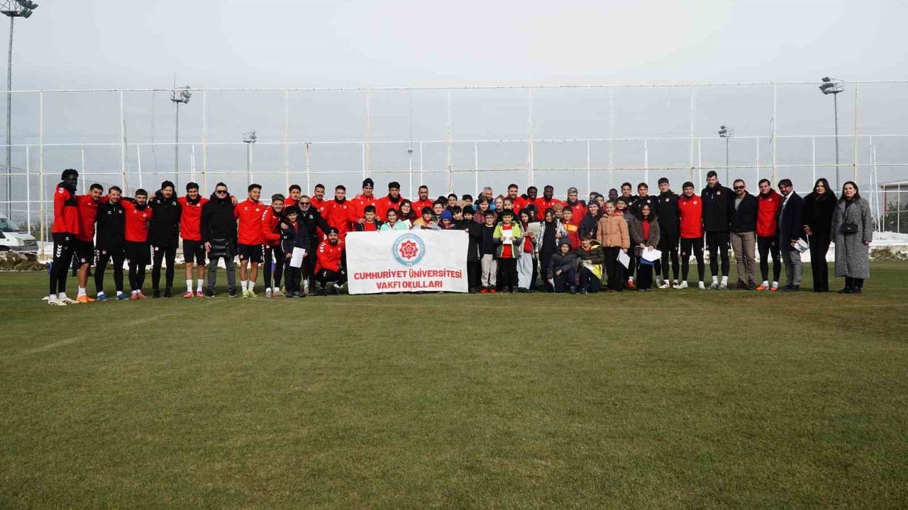 CÜ Vakfı Okulları'ndan Sivasspor'a Moral Ziyareti — Erzurum Maçı Öncesi Destek
