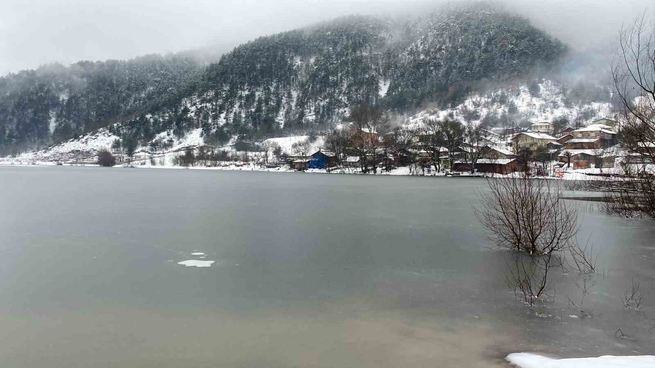 Çubuk Gölü Buz Tuttu: Göynük'te Kartpostallık Manzaralar