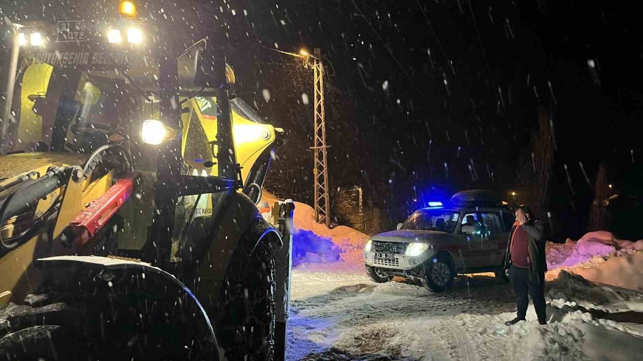 Çüngüş'te Ambulans Çığda Mahsur Kaldı, Hasta Kurtarıldı