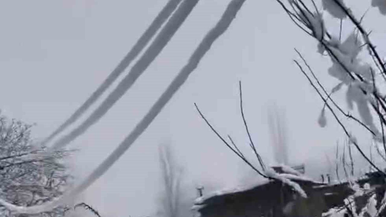 Çüngüş'te Yoğun Kar: Elektrik Direkleri Devrildi