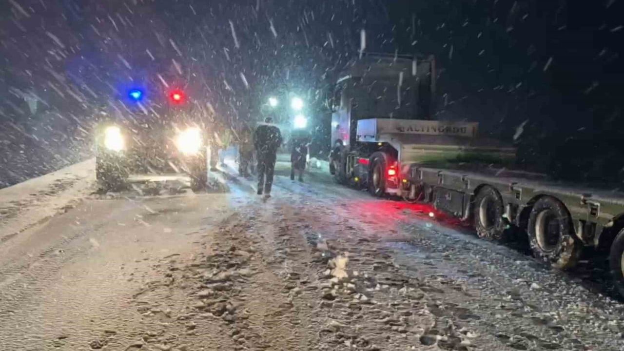 D-400 Karayolu Kapandı: Şanlıurfa-Gaziantep'te Polis ve Jandarma Müdahalesi