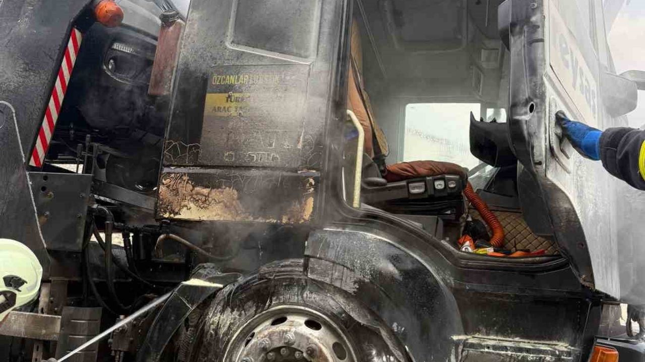 D100'de Çekici Yangını: Tosya İtfaiyesi Hızlı Müdahale Etti