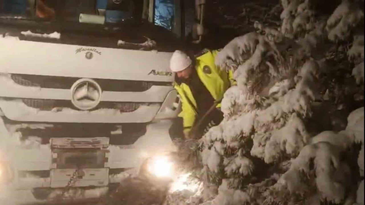 D850'de Tır Makasladı: Niksar'da Polis Kürekle Yolu Açtı