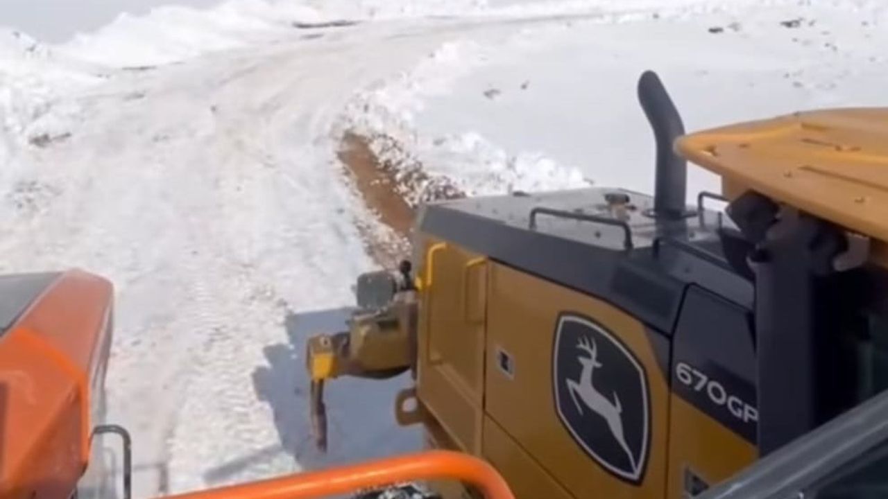 Darende Belediyesi 7/24 Karla Mücadeleyle Kırsal Mahallelere Ulaşıyor