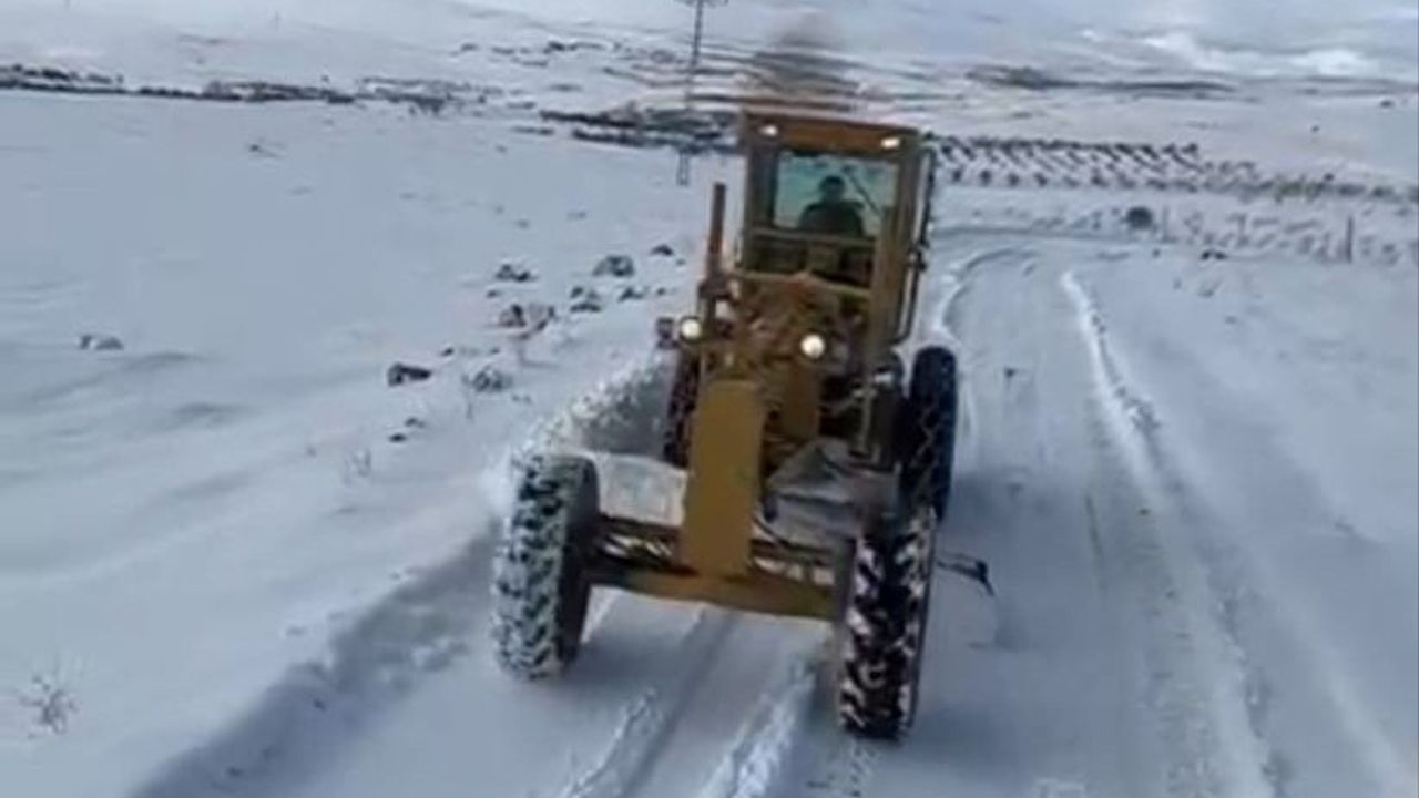 Darende Belediyesi 7/24 Karla Mücadeleyle Kırsal Yolları Açıyor