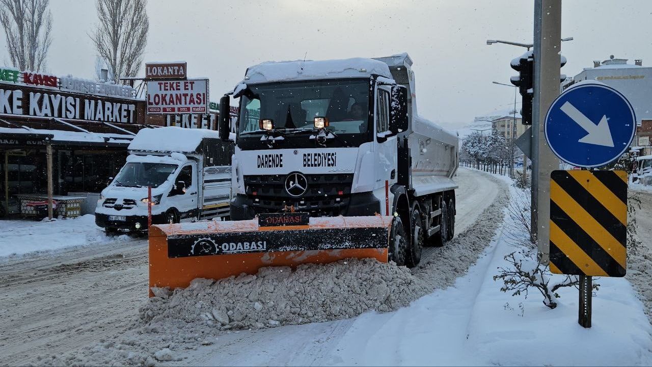 Darende Belediyesi Karla Mücadeleyi Sürdürüyor: Yollar Açılıyor