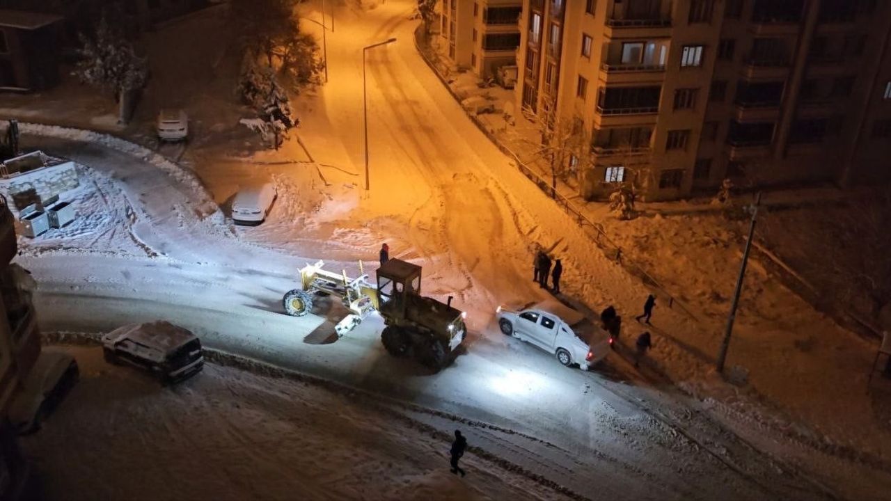 Darende Belediyesi'nin Kar Mesaisi: Kırsalda Ulaşım İçin Kesintisiz Karla Mücadele
