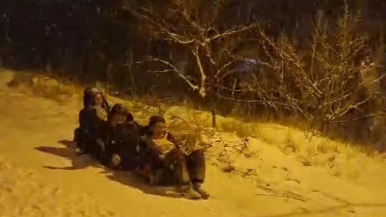 Darende'de Kar Coşkusu: Poşet ve Kartonla Kaydılar