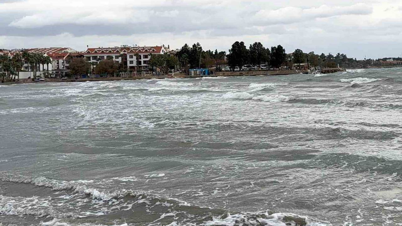 Datça'da Kuvvetli Fırtına: Feribot Seferleri İptal Edildi