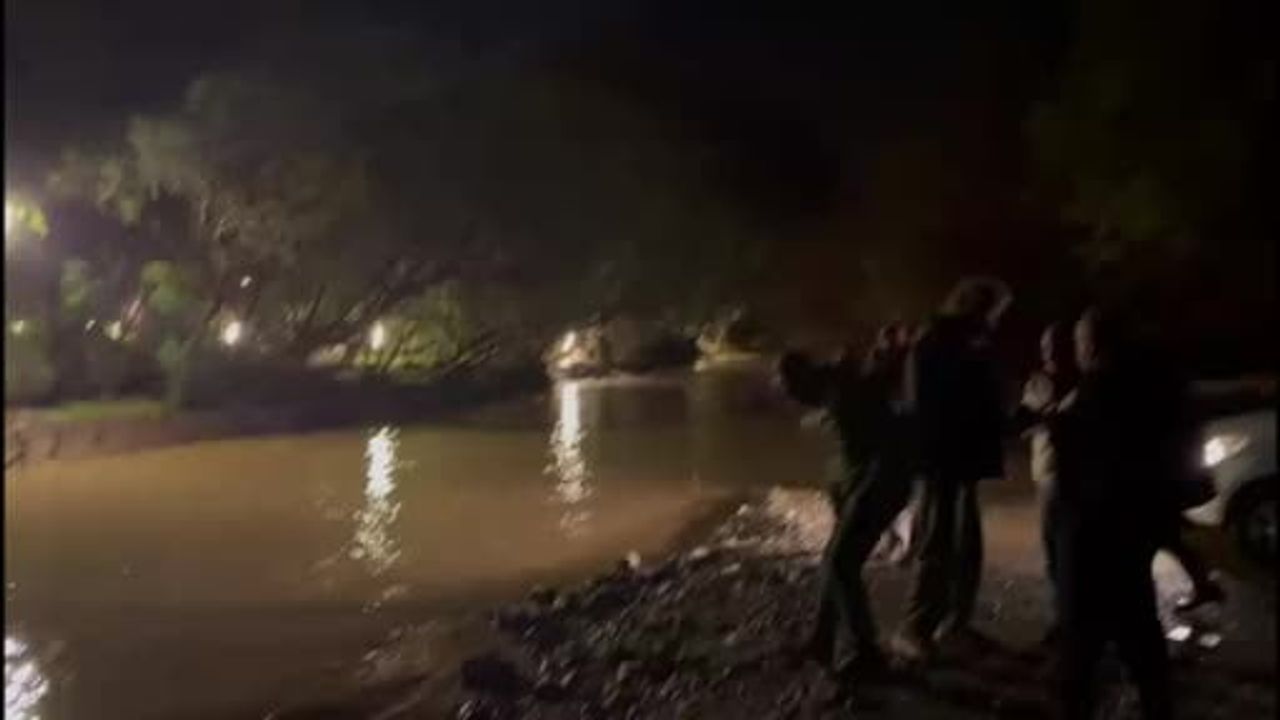 Datça'da Sele Kapılan Sürücü Çalıya Tutunarak Kurtarıldı