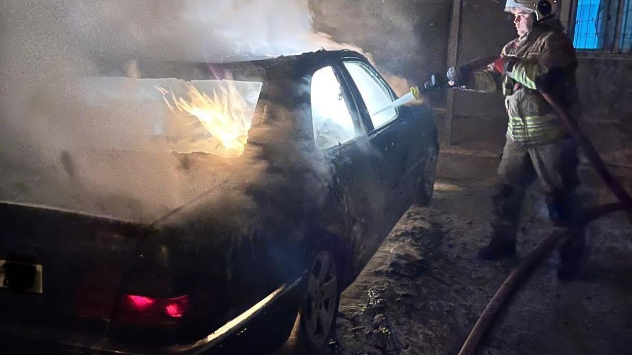 Defne'de Mercedes Benz Park Halinde Yandı