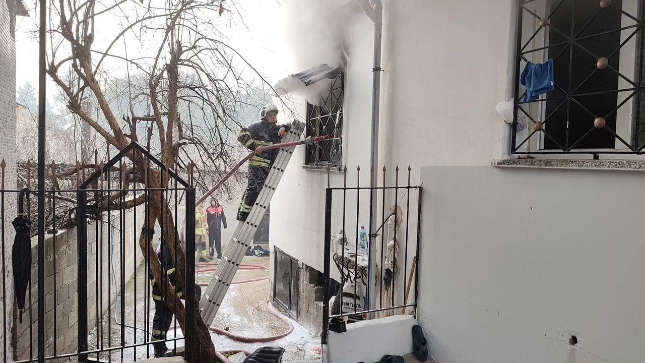 Defne Harbiye'de 2 Katlı Ev Yangını Kontrol Altına Alındı