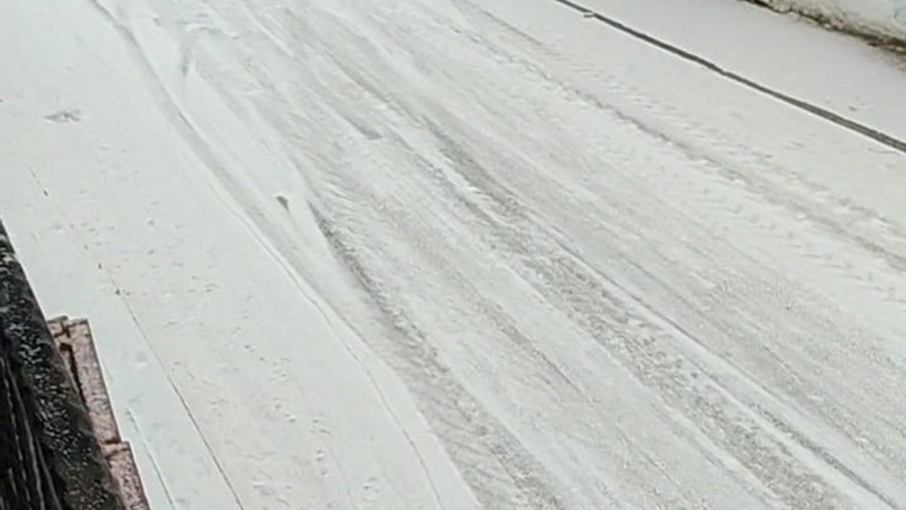 Denizli'de Buzlanan Yolda Kamyonet Kaydı: Uzunpınar'da Tehlikeli Anlar