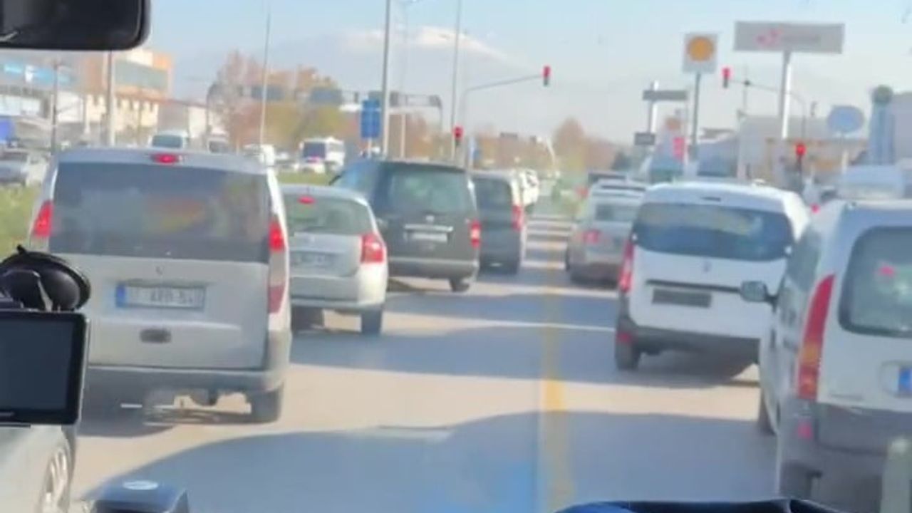 Denizli'de Fermuar Sistemiyle Ambulansa Yol Verildi