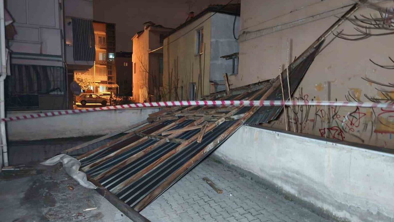 Denizli’de Fırtına: Ağaçlar Devrildi, Çatılar Uçtu