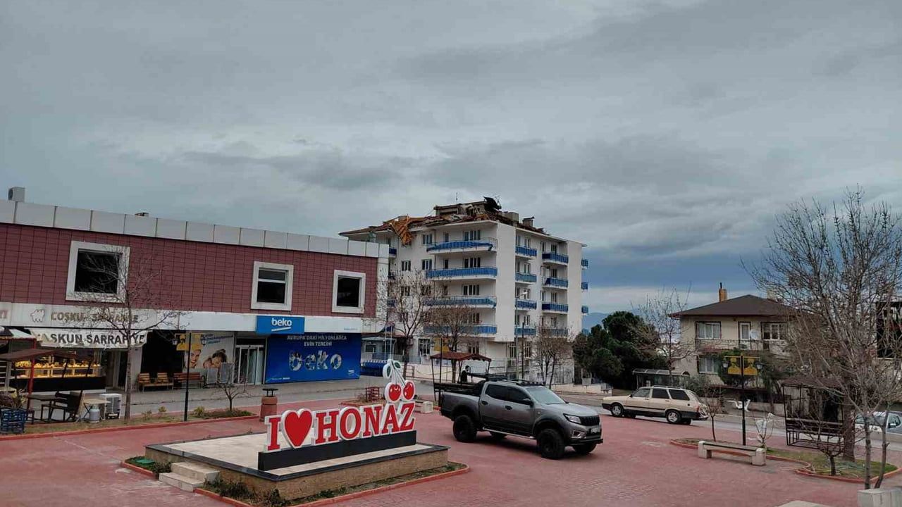 Denizli'de Fırtına: Honaz'da Çatı Uçtu, 2 Yaralı