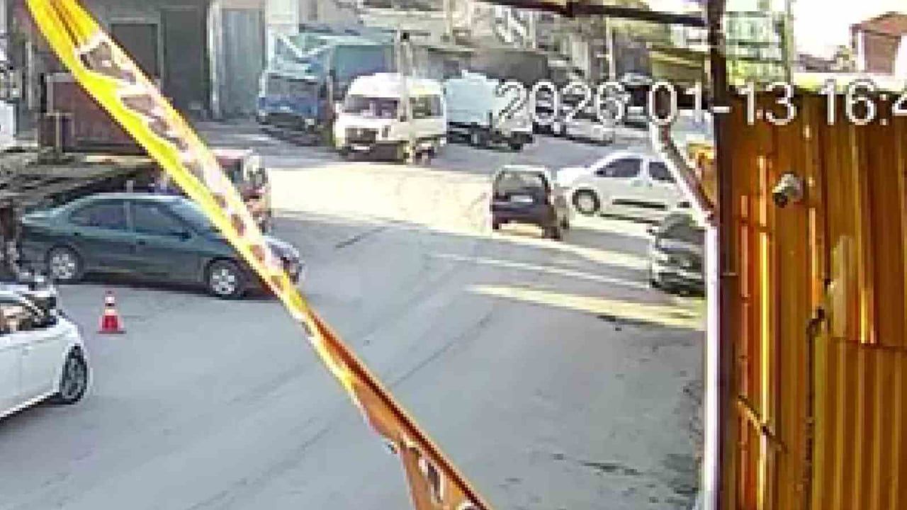 Denizli'de hafif ticari araç devrildi: Tali yoldan çıkan araçla çarpıştı