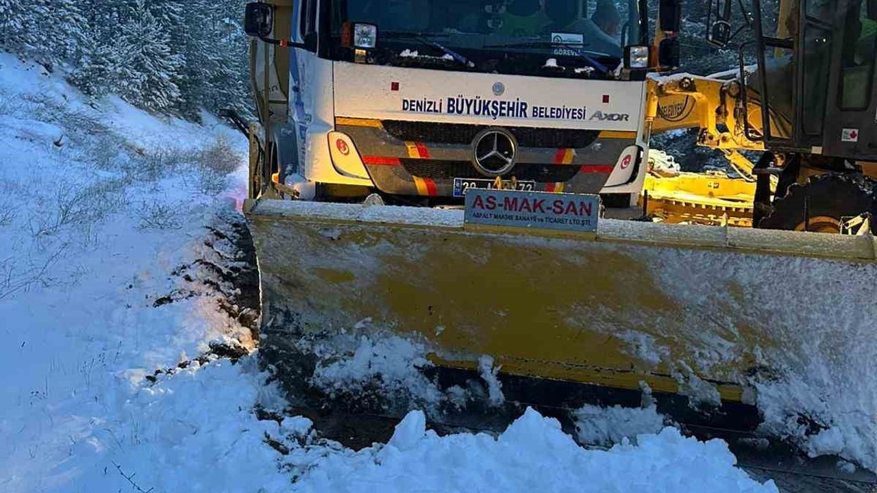 Denizli'de Karla Mücadele Aralıksız Sürüyor