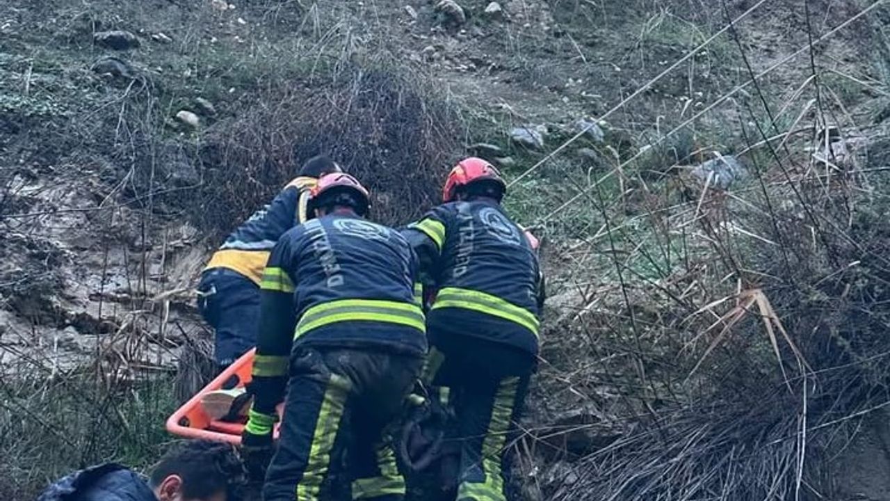 Denizli'de Uçuruma Yuvarlanan Araç: 2'si Çocuk 5 Kişi Kurtarıldı