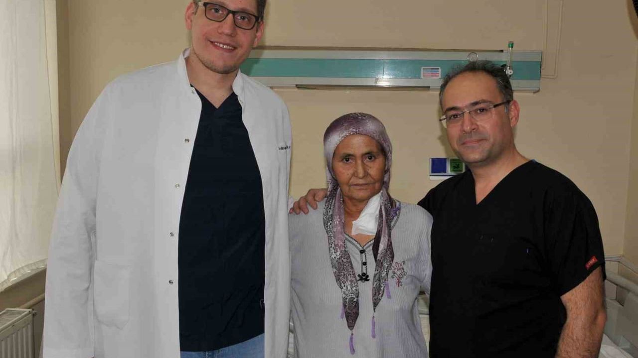 Denizli'de yemek borusu kanseri hastasına mideden yeni yemek borusu yapıldı