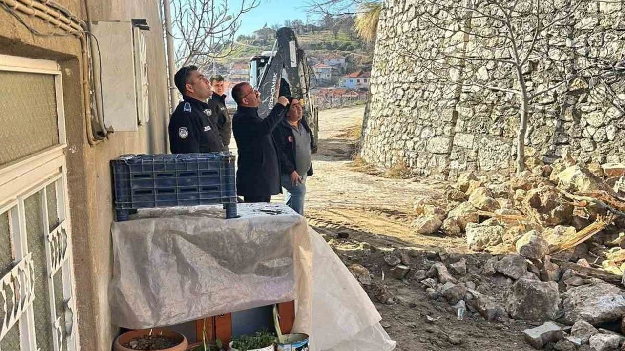 Denizli Güney'de 5 Metrelik İstinat Duvarı Çöktü: İki Araç Enkaz Altında Kaldı