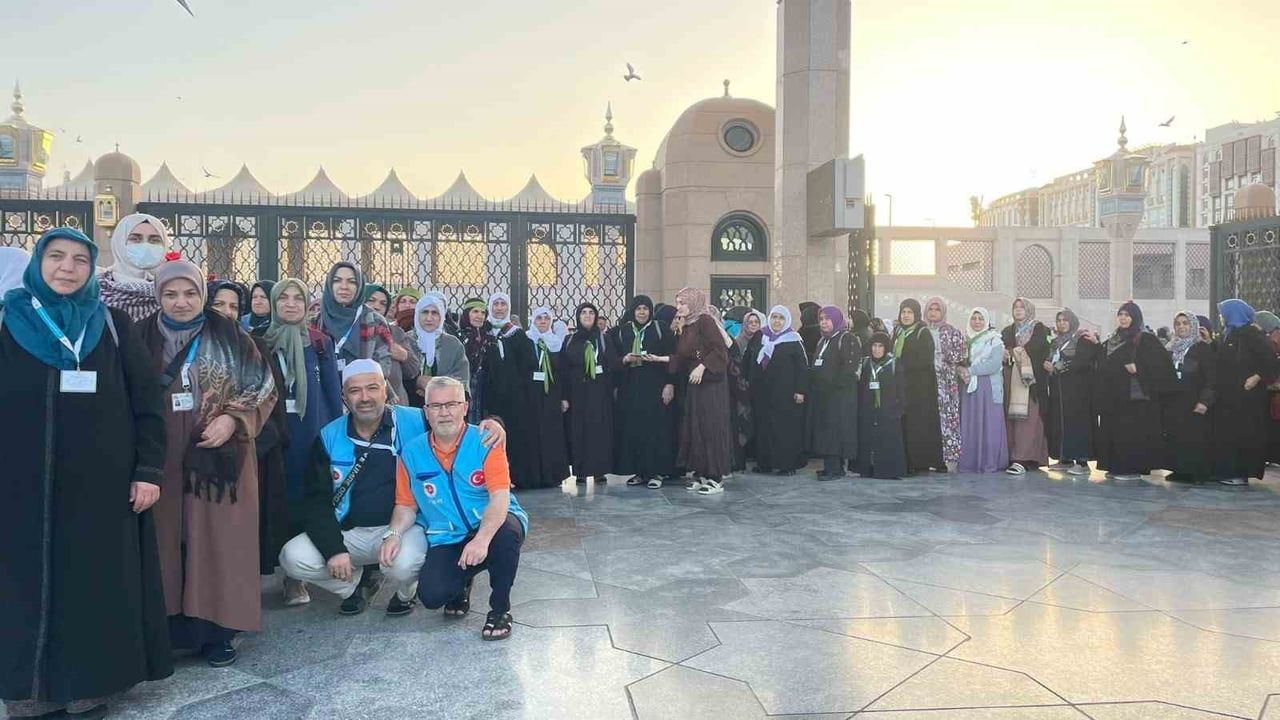 Denizlili Kadın Umreciler Ravza'da Dua ve Gözyaşıy…