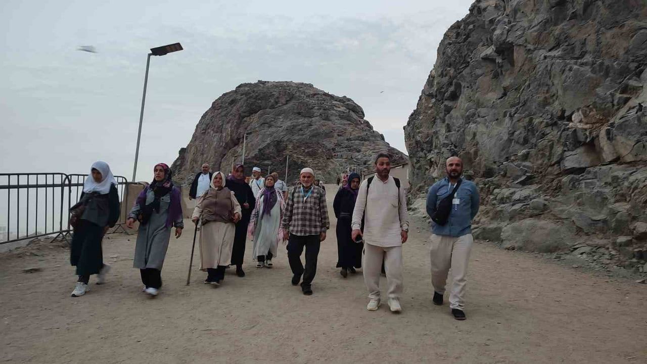 Denizlili Umreciler Hira Nur Dağı'nda Sabah Namazını Zirvede Kıldı