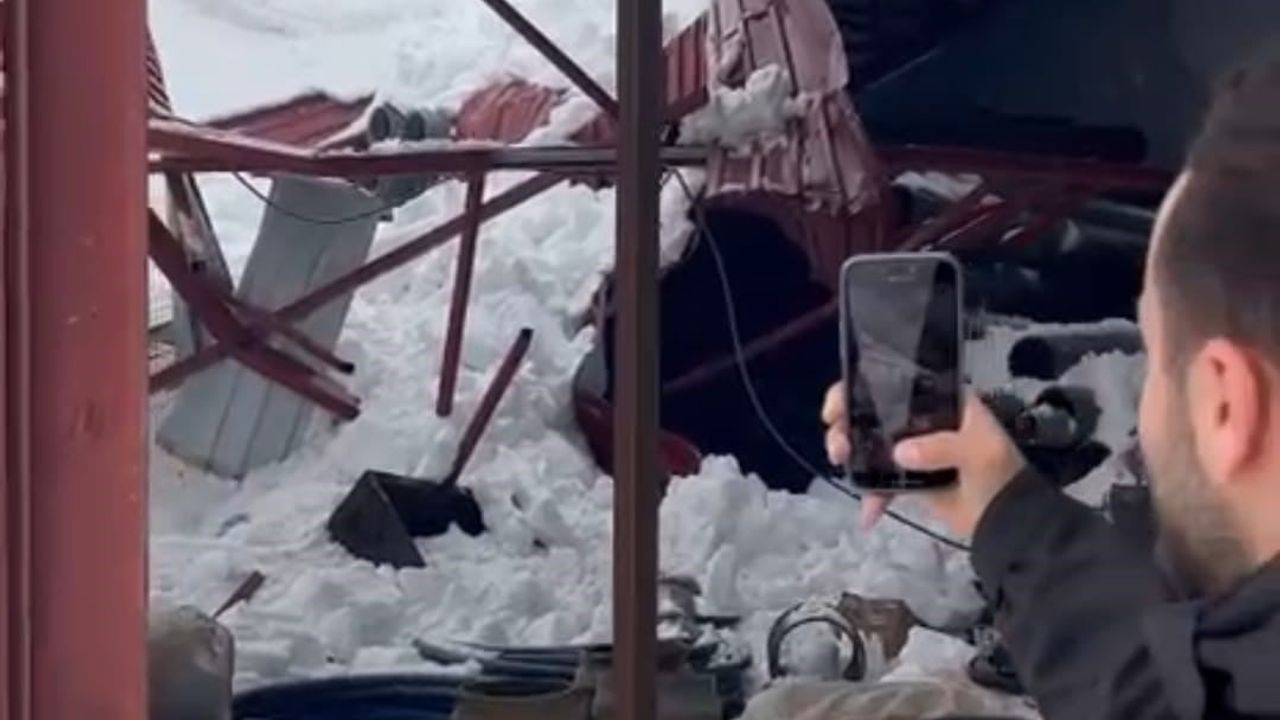 Derecik'te Ahır Çatısı Yoğun Kar Nedeniyle Çöktü