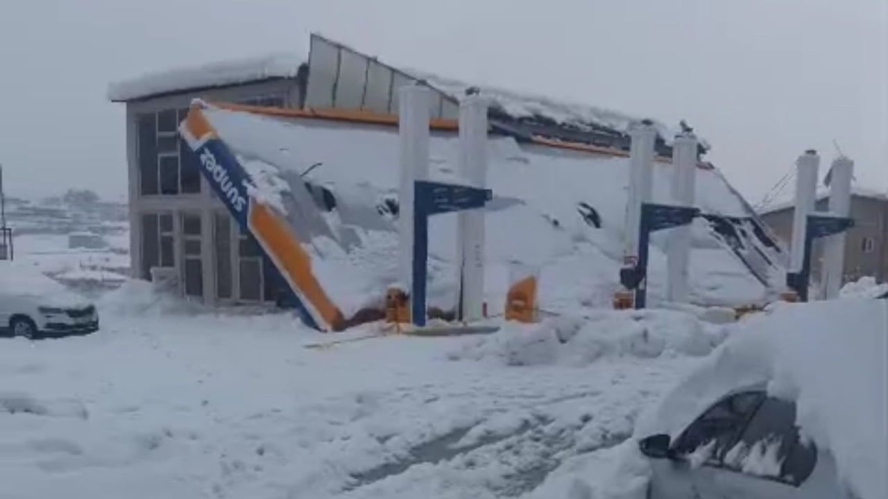 Derecik'te Akaryakıt İstasyonu Çatısı Kar Yüküyle Çöktü: 7 Yaralı