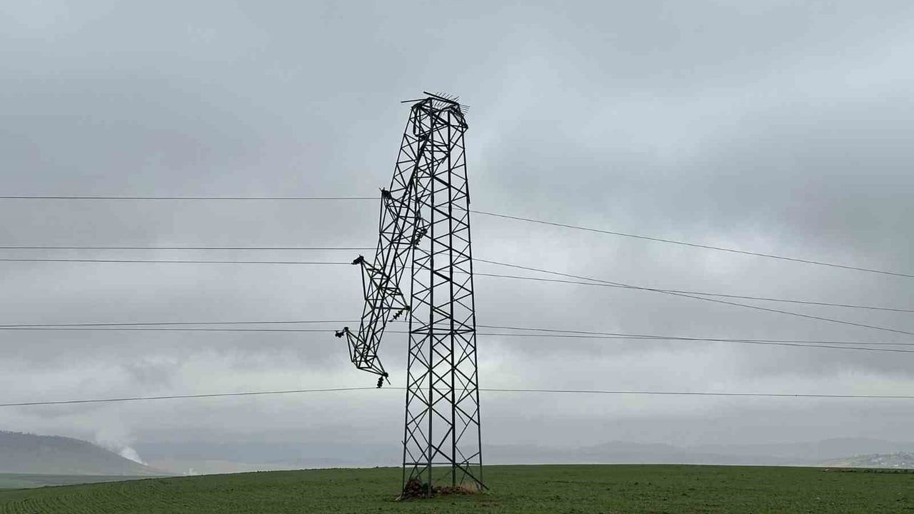 Derik'te Hırsızlık 3 Orta Gerilim Direğini Devirdi — Dicle Elektrik 5 Dakikada Enerji Sağladı