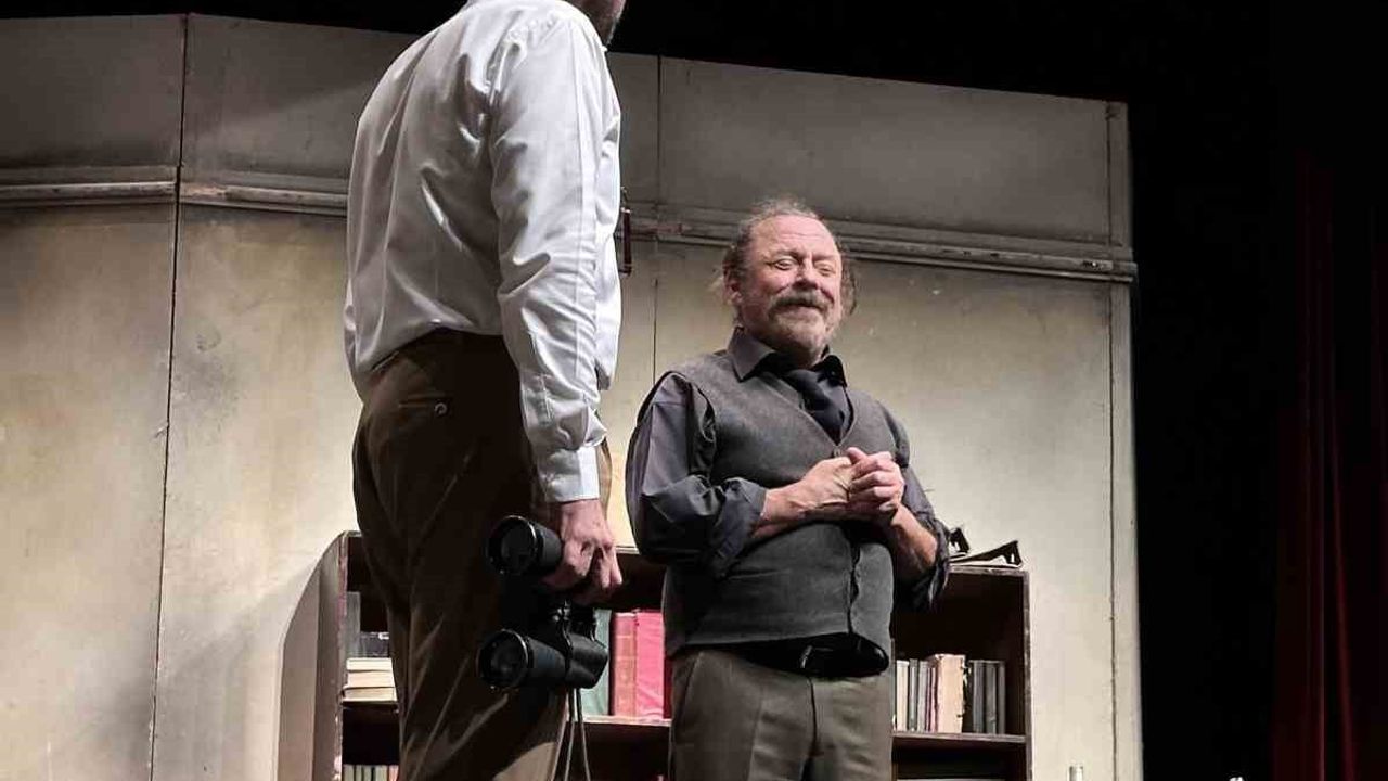 Devlet Tiyatrosu'nun 'Profesyonel' Oyunu Küçükçekmece'de Son Kez Sahnelendi