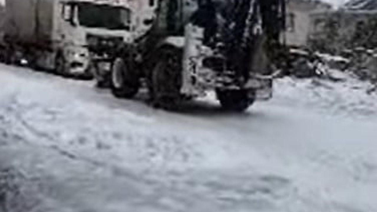 Dicle’de Yoğun Kar: Trafik Durdu, Tır Kepçeyle Kurtarıldı